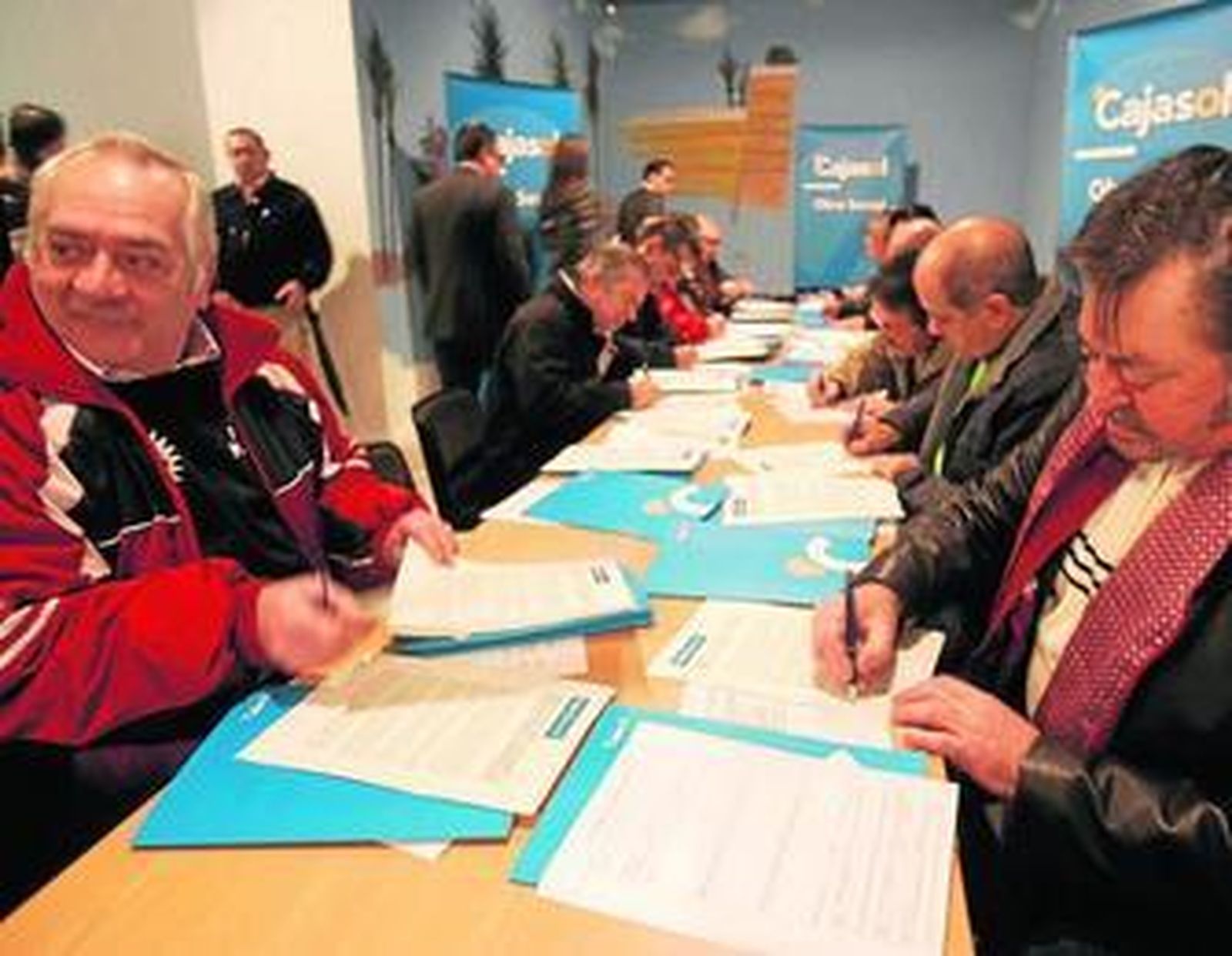 Representantes de entidades carnavalescas firman el acuerdo con Cajasol.