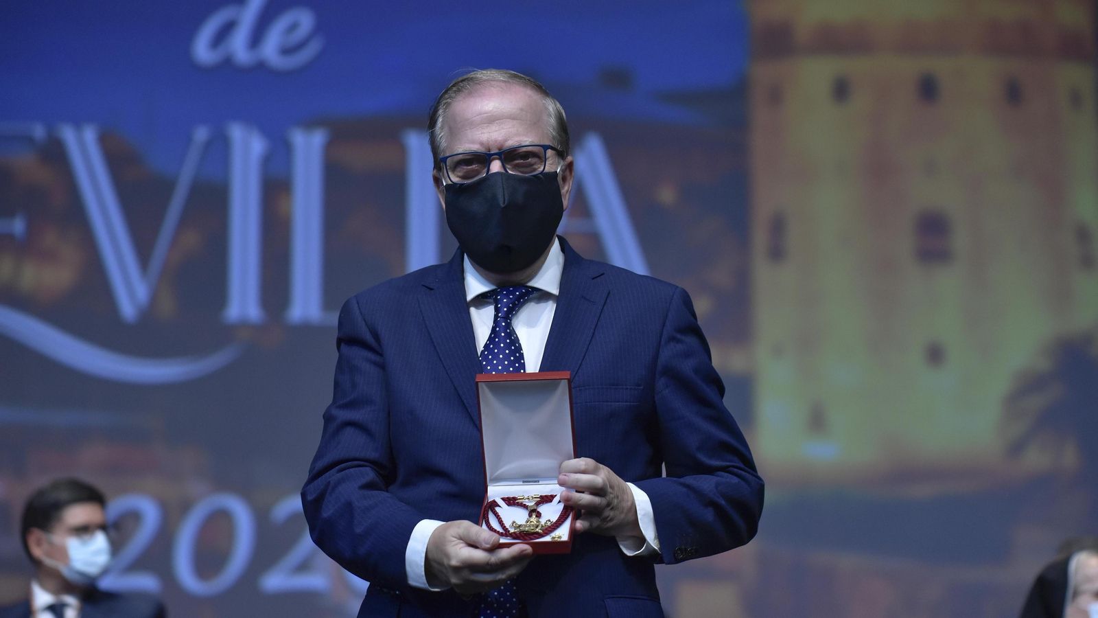 Alberto Máximo Pérez recogiendo la Medalla de Sevilla
