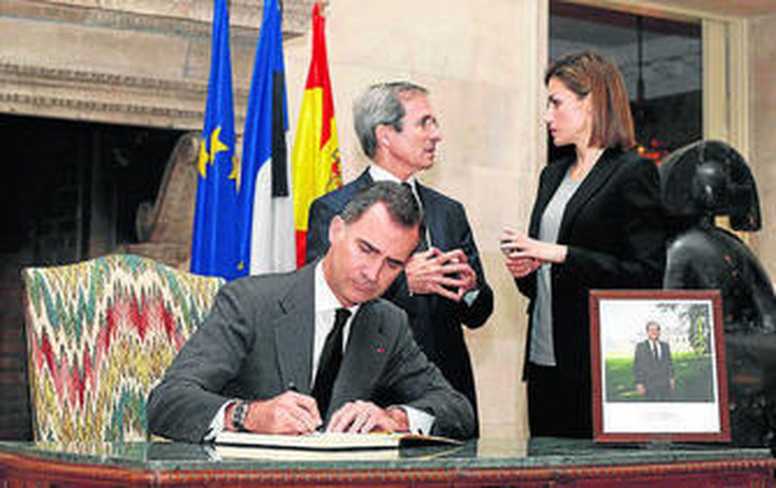 Los Reyes, ayer con el embajador francés en la sede diplomática.