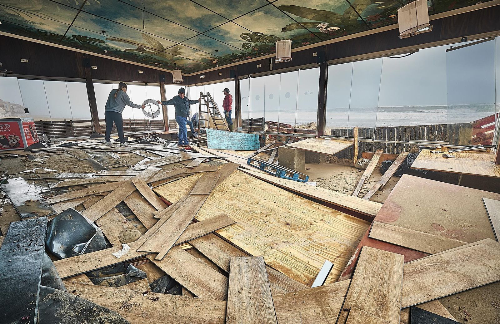 El interior del Beach Club Potito está totalmente destrozado tras alcanzarle varias pleamares.