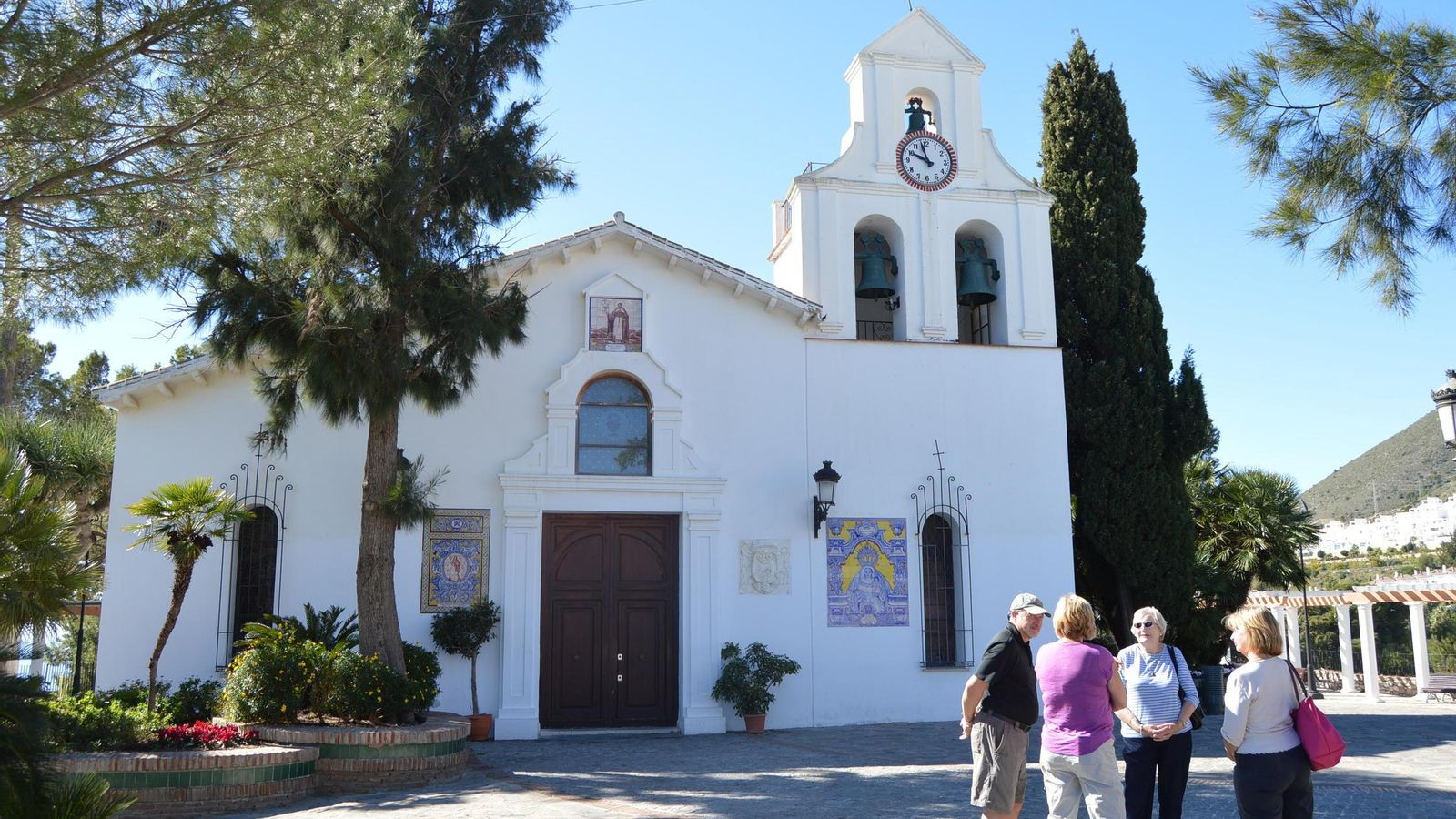 Un grupo de turistas frente a la Iglesia Santo Domingo de Guzmán.