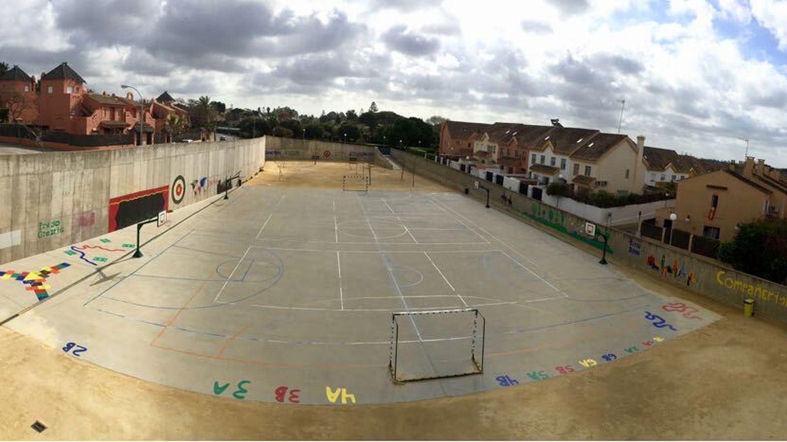 Una panorámica de uno de los patios del colegio.