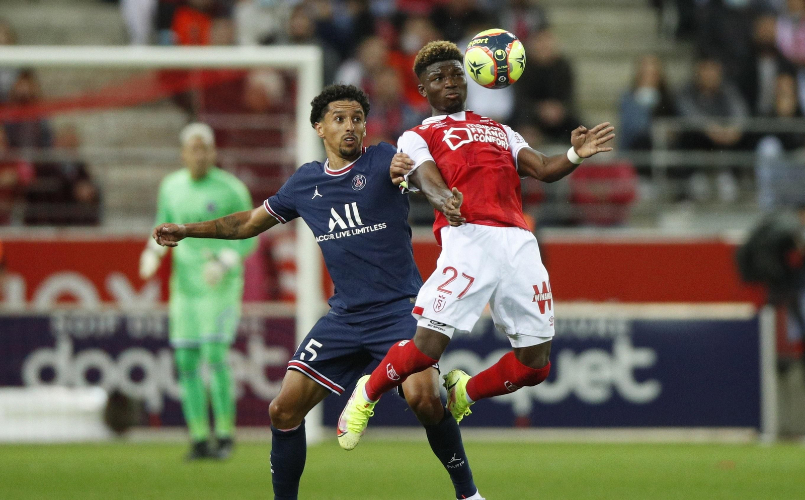 El Bilal Touré disputa un balón con Marquinhos