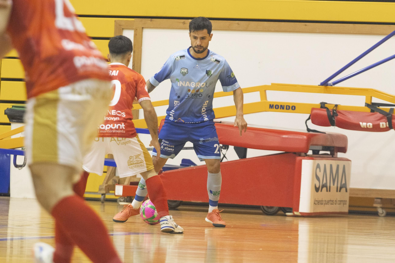 Beto encara a un rival durante el encuentro disputado por los celestes la pasada jornada ante Sala 5 Martorell.