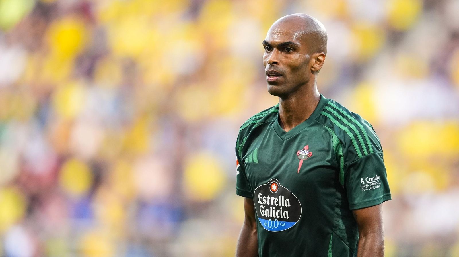 Naldo, central del Racing de Ferrol, con cara de circunstancias tras una derrota de su equipo.