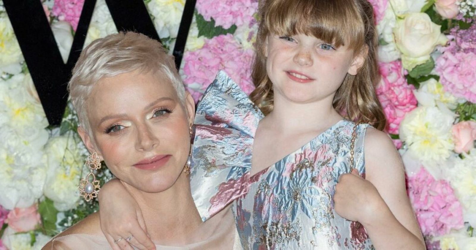 La princesa Charlene con su hija Gabriella, en el 'photocall' previo a los premios de moda.