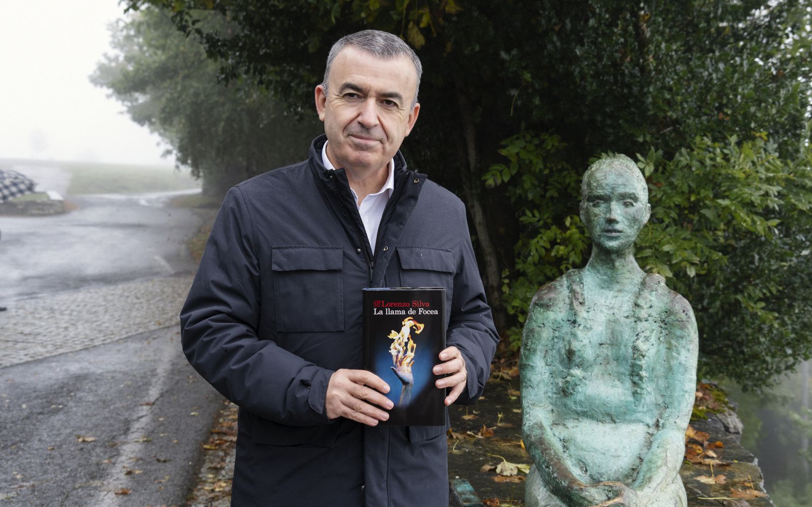 Lorenzo Silva posa con su libro en el Camino de Santiago.