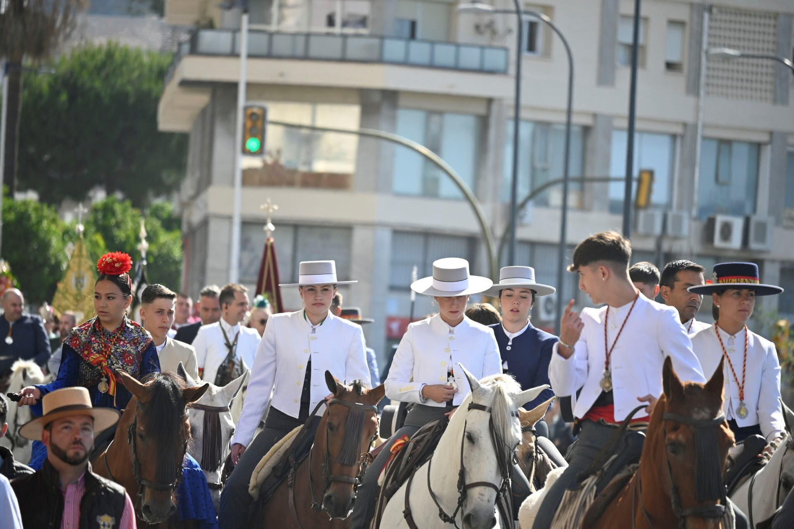 Imágenes de los peregrinos de la Hermandad de Emigrantes en su salida por las calles de Huelva