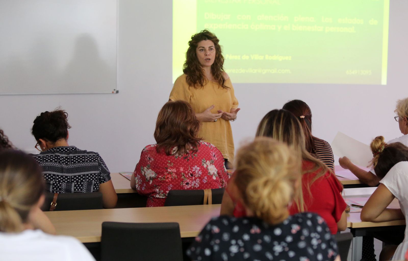 Cristina Pérez de Villar imparte una clase sobre la exploración creativa y la gestión emocional.