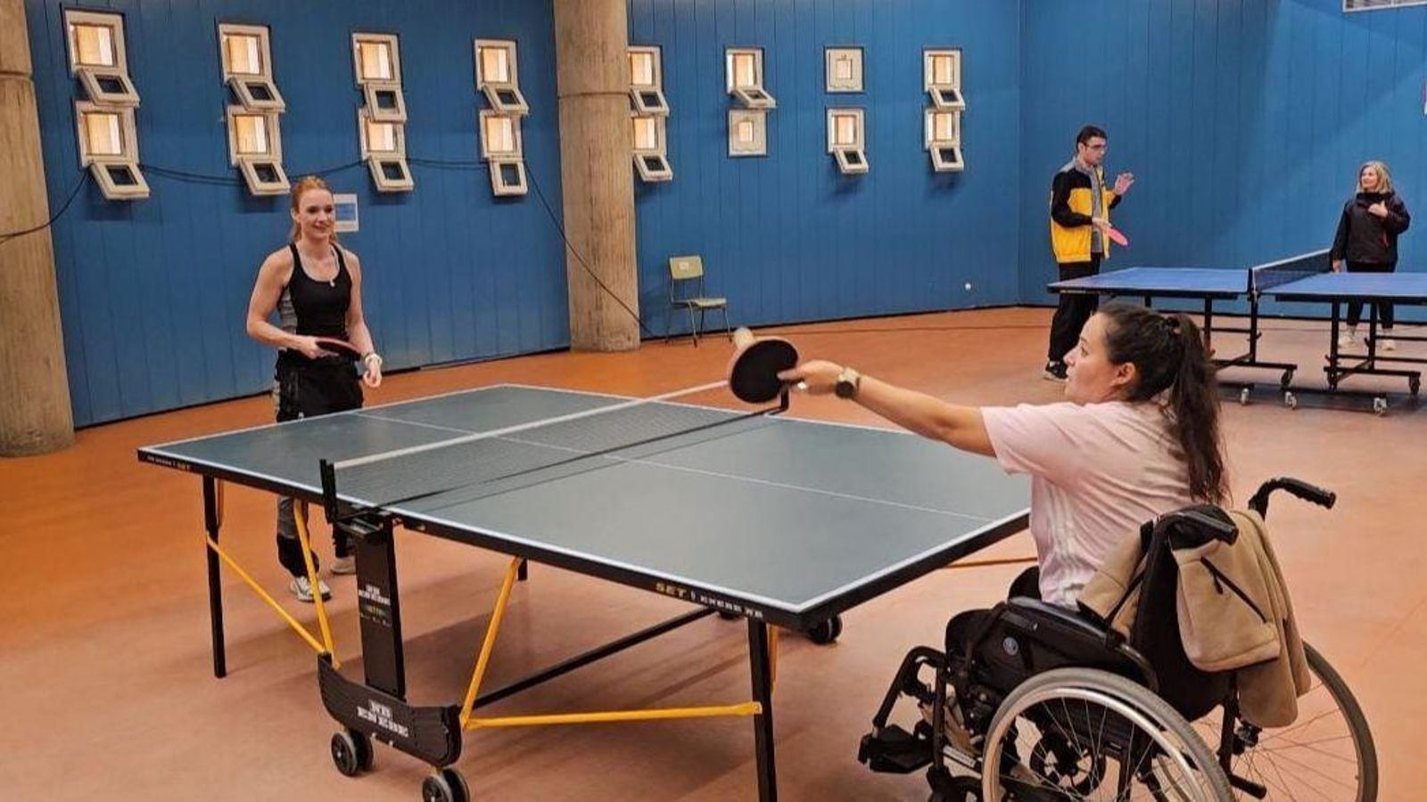 Rocío y Belén jugando al tenis de mesa en El Ejido.