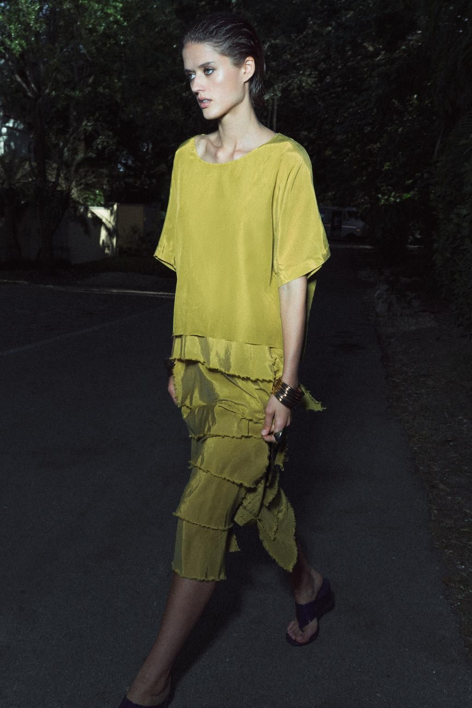 Vestido con volantes de Zara.