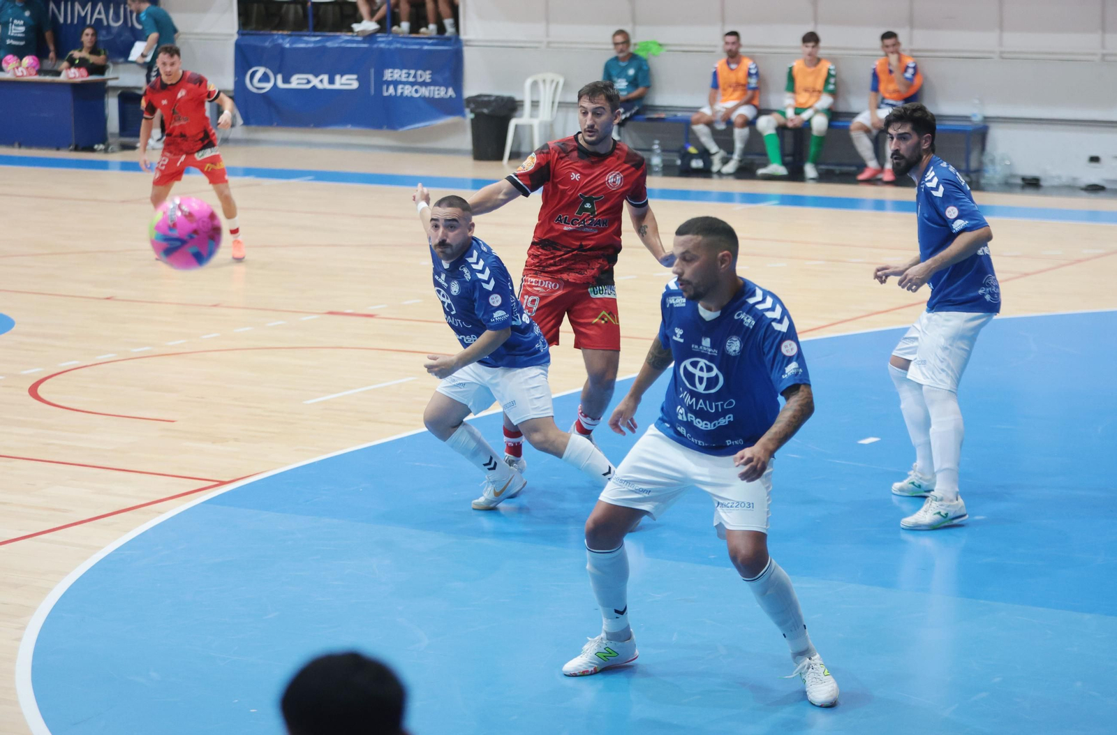 Imágenes del encuentro Xerez Toyota-Alchoyano en el Polideportivo Ruiz-Mateos de Jerez