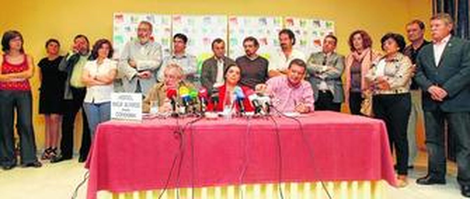 Miembros del grupo municipal y de la cúpula de IU arropan a Rosa Candelario en la rueda de prensa de ayer.
