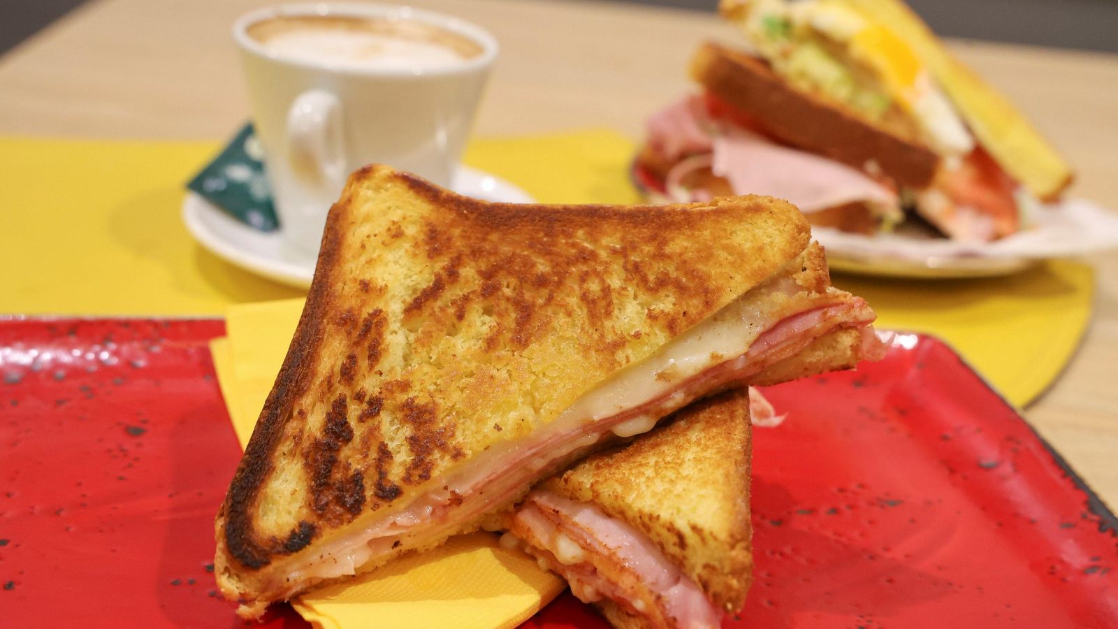 Sándwich mixto con café.