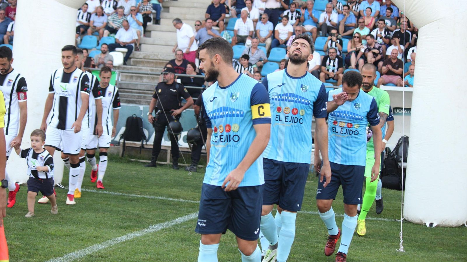 Molo salta con gesto de concentración al terreno de juego.