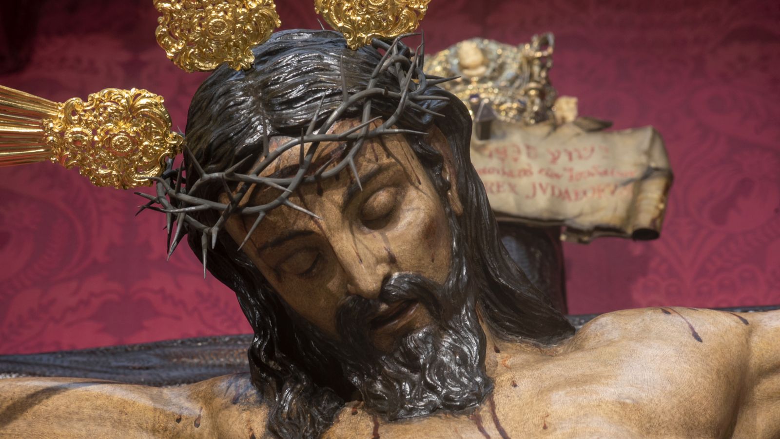 Primer plano del Cristo de Burgos tras su restauración