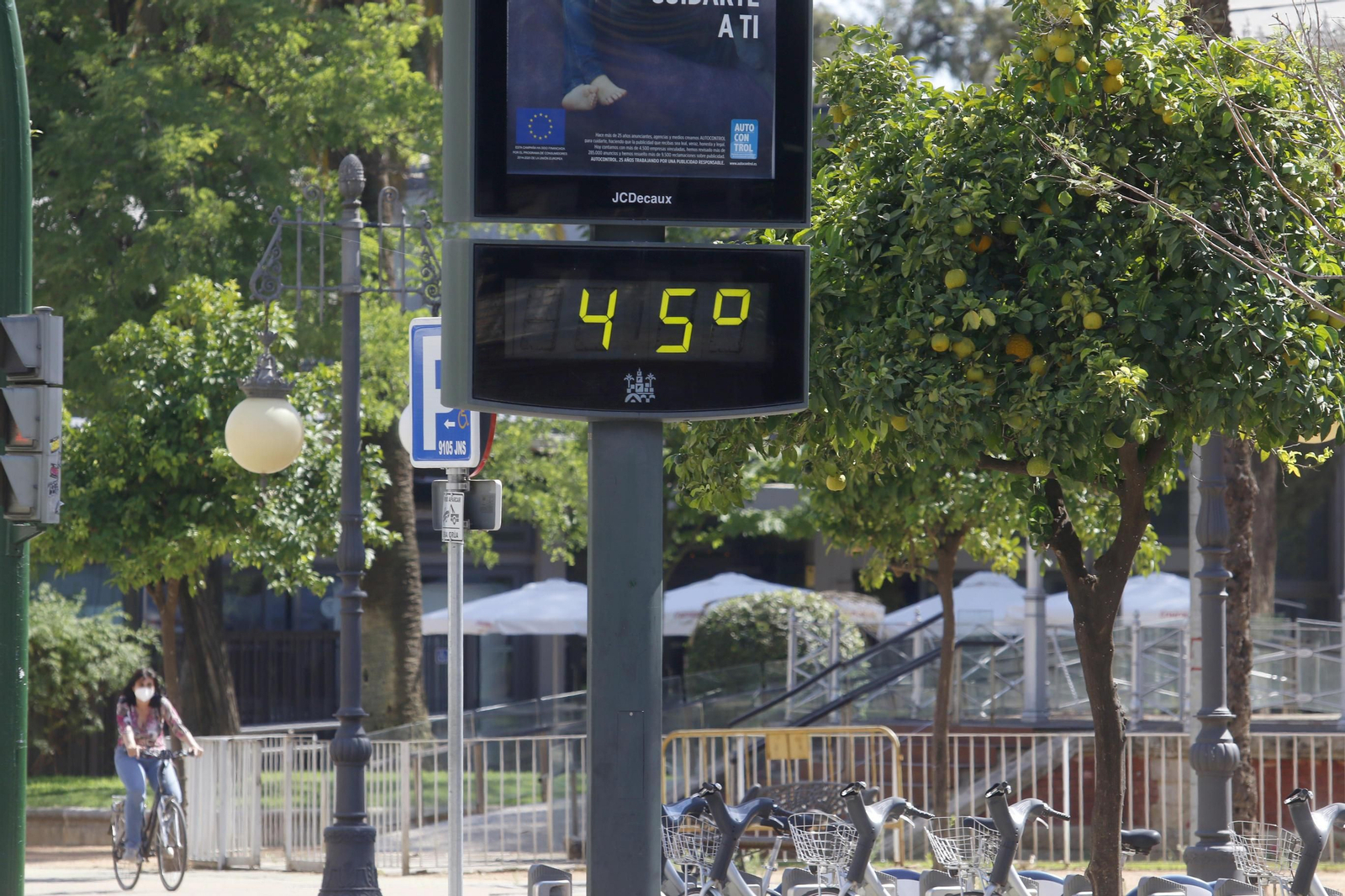 Un termómetro marca 45 grados en el Paseo de la Victoria.