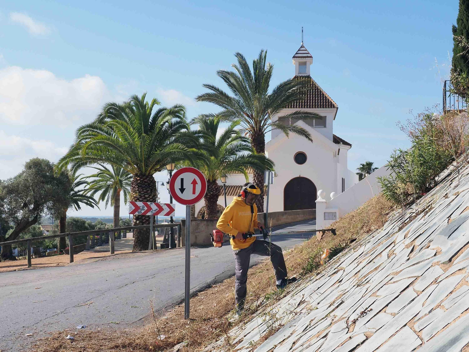 Un operario desbroza las inmediaciones de la ermita de la Bella