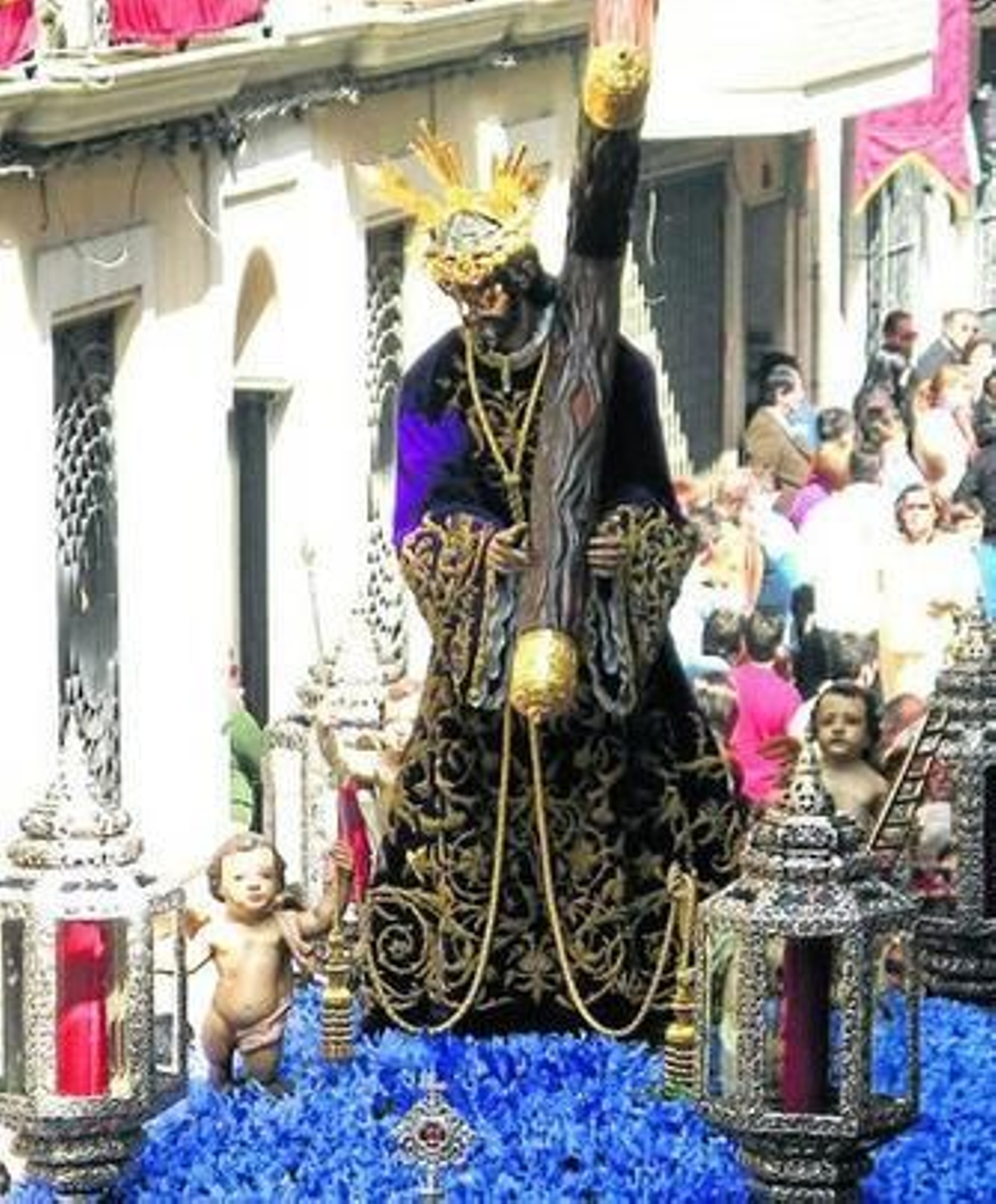 La imagen del Nazareno, patrón de Puente Genil, durante la procesión de la mañana del Viernes Santo.