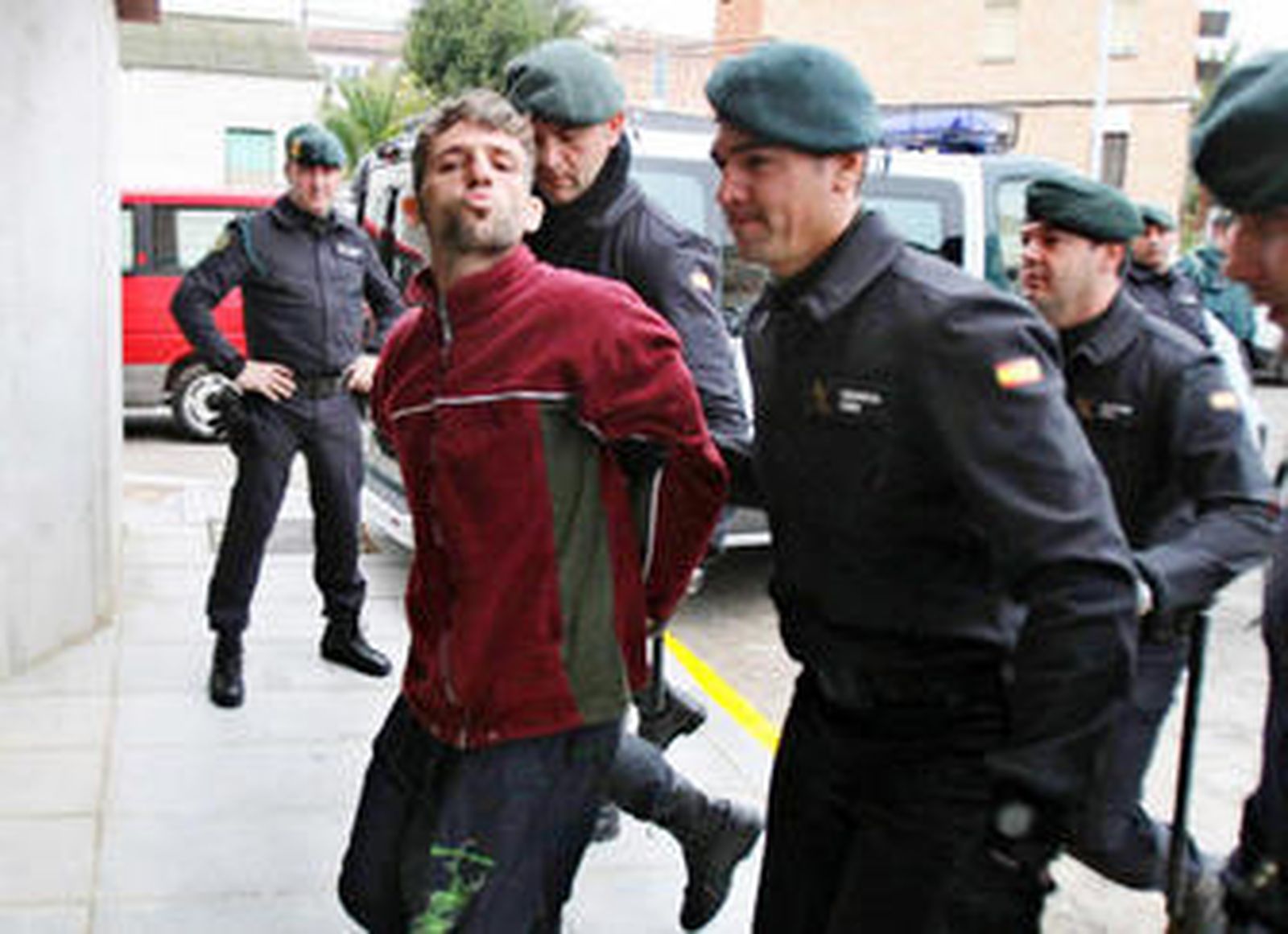 Rafael Hidalgo lanza besos a los fotógrafos a su llegada ayer al juzgado de Montoro.