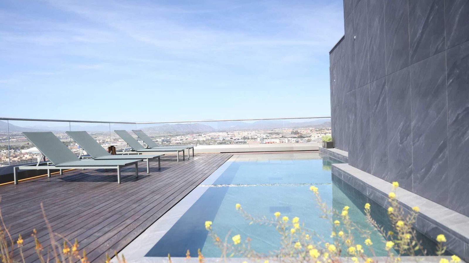Piscina privada de uno de los áticos con corriente de nado.