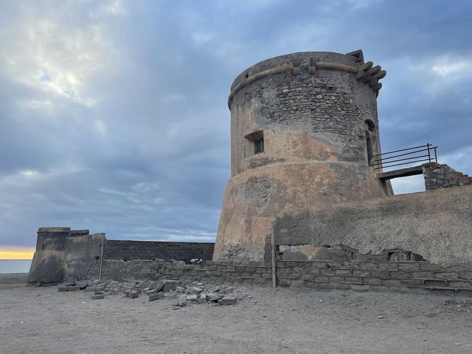 El torreón presenta visibles signos de deterioro