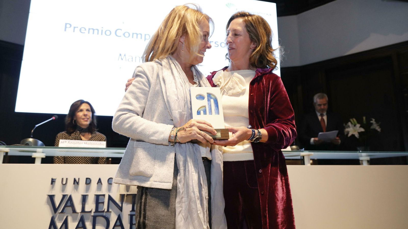 Mamén Romábn y Mercedes Molina, presidenta de Autismo Sevilla.
