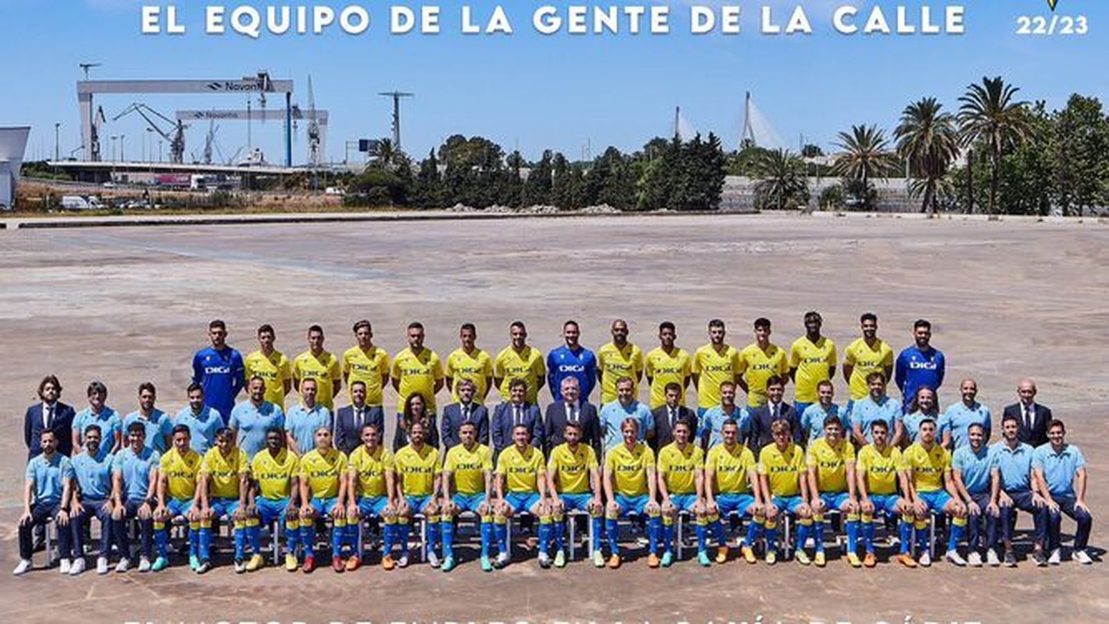 Posado de la familia cadista en los antiguos terrenos de Delphi