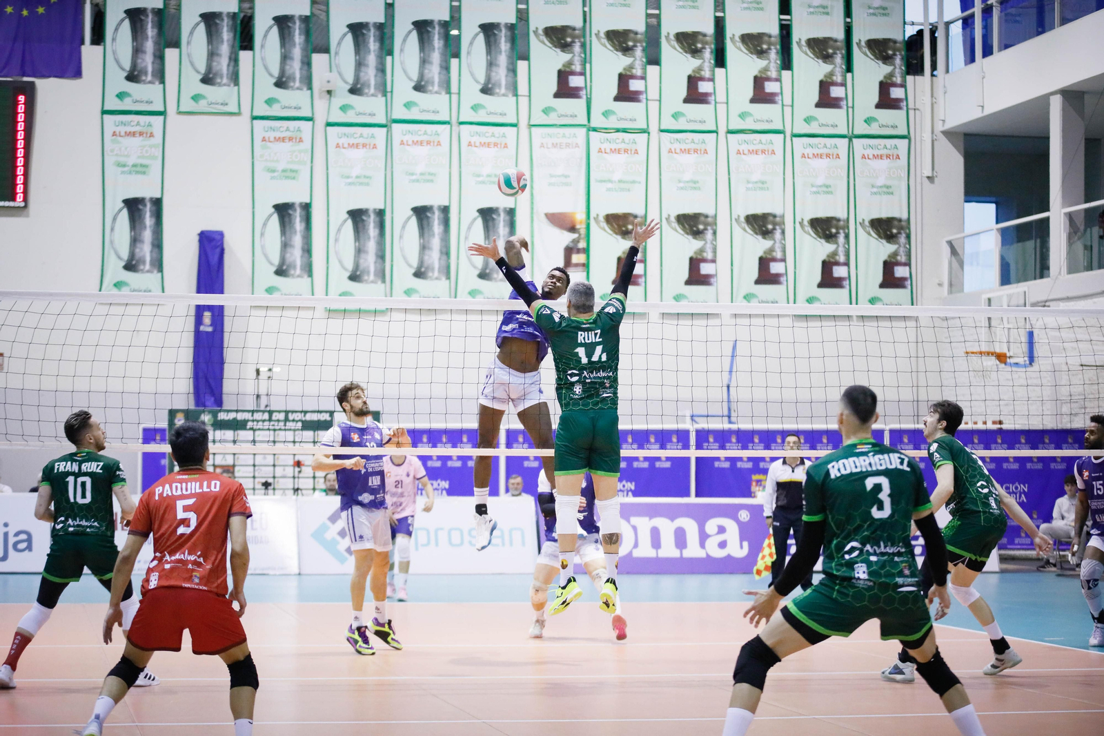 Imágenes del Unicaja Almería frente al conjunto valenciano de voleibol