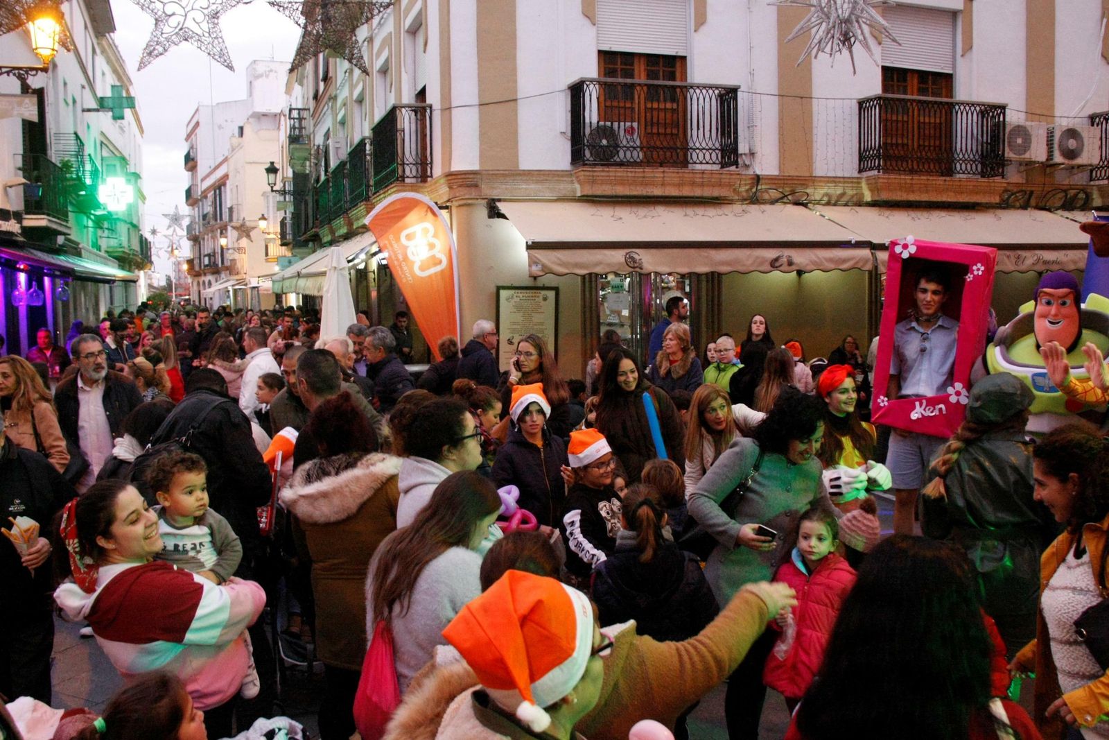 Una imagen de la chocolotada celebrada en la calle Luna.