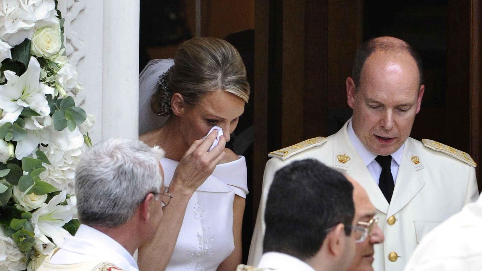 Charlene, llorando a la salida de su boda religiosa.