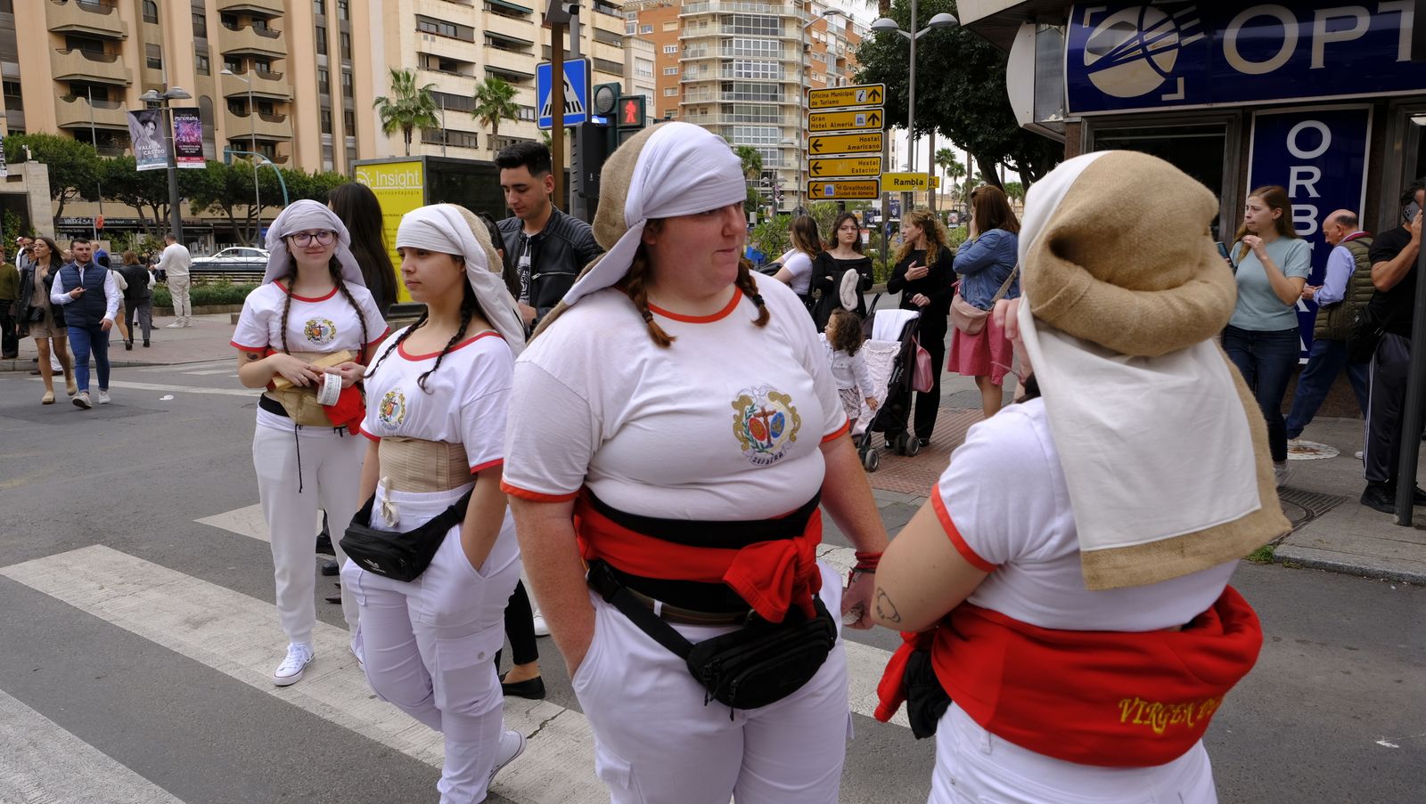 La Borriquita procesiona por las calles de Almería, en imágenes