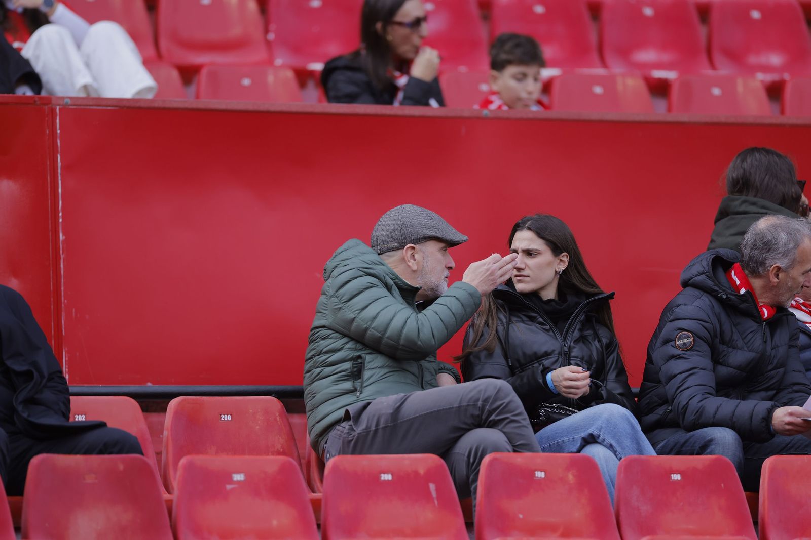 Búscate en las fotos del Sevilla - Girona