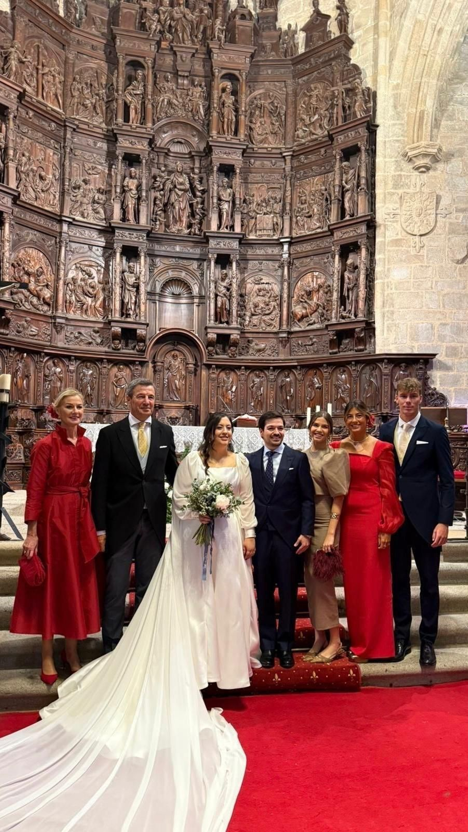 Ester González y Javier Holgado, con Isa Mora, Jose González, Cristina, Blanca y Jose González.