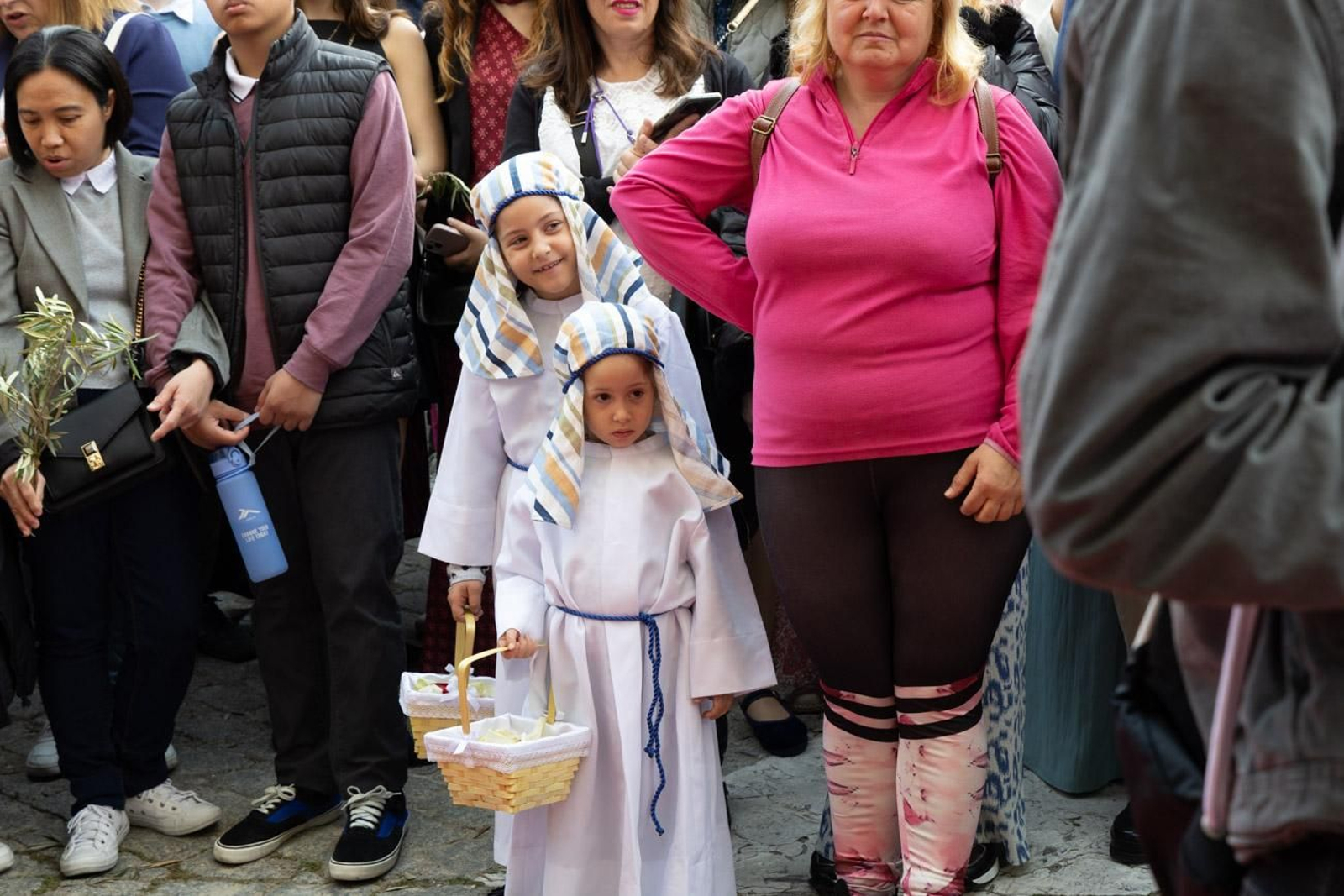 Los jiennenses se echan a la calle para presenciar la primera de las procesiones de la jornada: la Borriquilla (I)