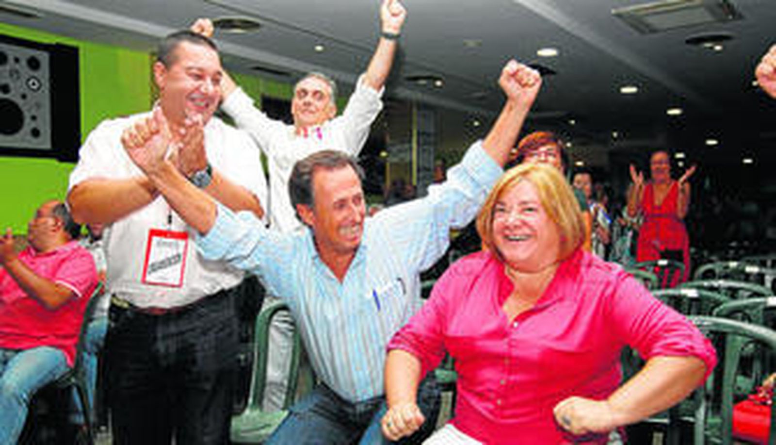 1. Cándida Verdier y José María Román celebran el triunfo junto a otros miembros de la candidatura. 2. Un gran número de militantes llenaron la sala del bingo anexo a la Casa del Pueblo. 3. Cristina Saucedo y José Vera repasan algunos datos antes del inicio del congreso./FOTOS: SONIA RAMOS