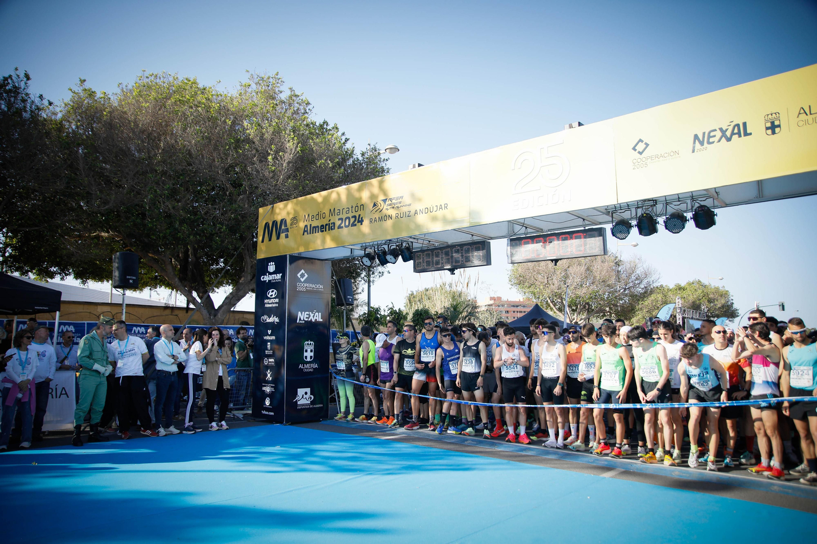 Imágenes de la salida de la Media maratón Ciudad de Almería