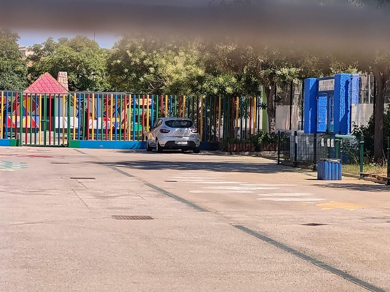 El Juan Carlos Aragón también usa el patio como aparcamiento