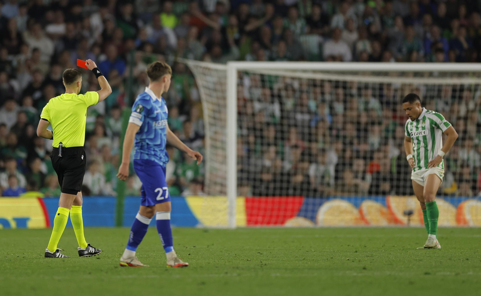 Vitor Roque ve la tarjeta roja en la peor noticia del partido para el Betis.