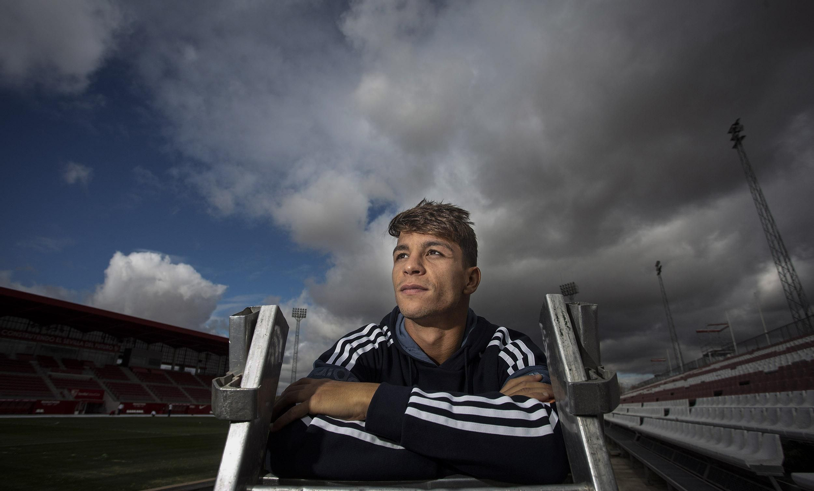 Óliver Torres posa en el césped del estadio Jesús Navas.