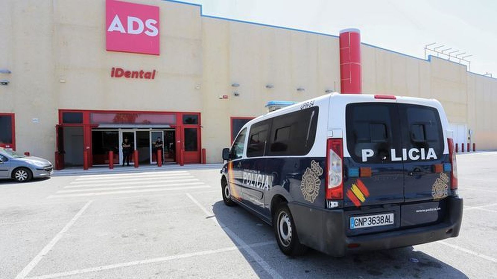 La Policía custodia la sede de Idental durante un registro en El Puerto.