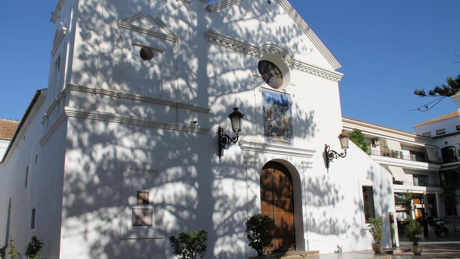 La iglesia de El Salvador en Nerja tiene siglos de historia a sus techos.
