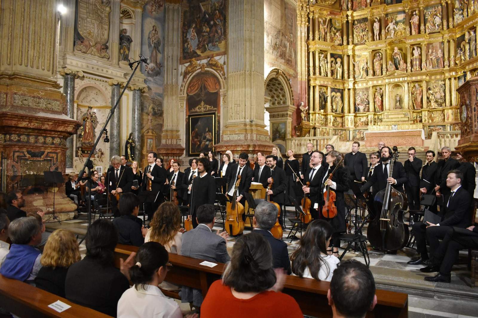 La formación musical saluda al público durante el concierto del sábado noche del Festival de Música Sacra de Granada.