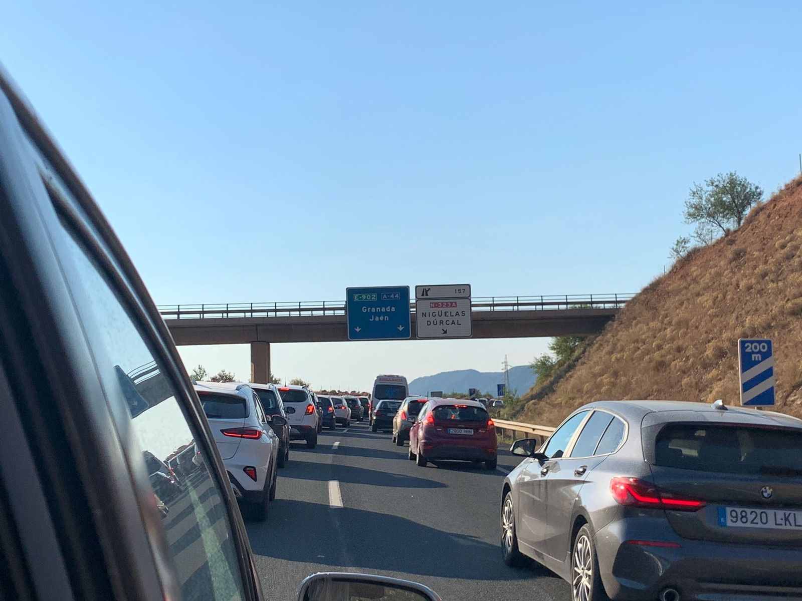 Un choque entre dos vehículos ocasiona retenciones en la A-44 a la altura de Nigüelas, dirección Granada