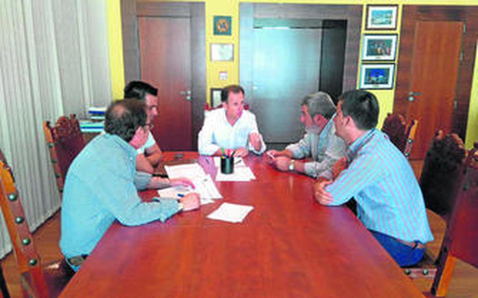 José María Román conversa con Bartolomé Ramírez en la reunión que mantuvieron ayer en el despacho de la Alcaldía.