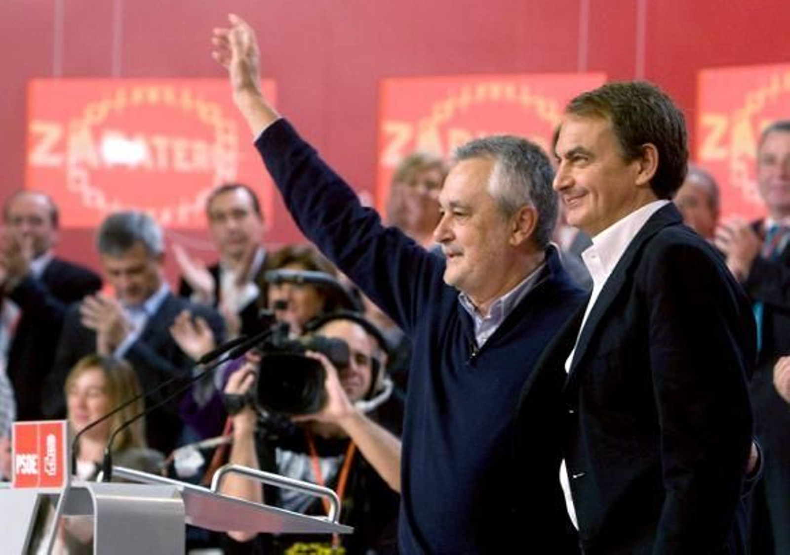 Zapatero aconseja a los alcaldes que eviten otra fiebre del suelo