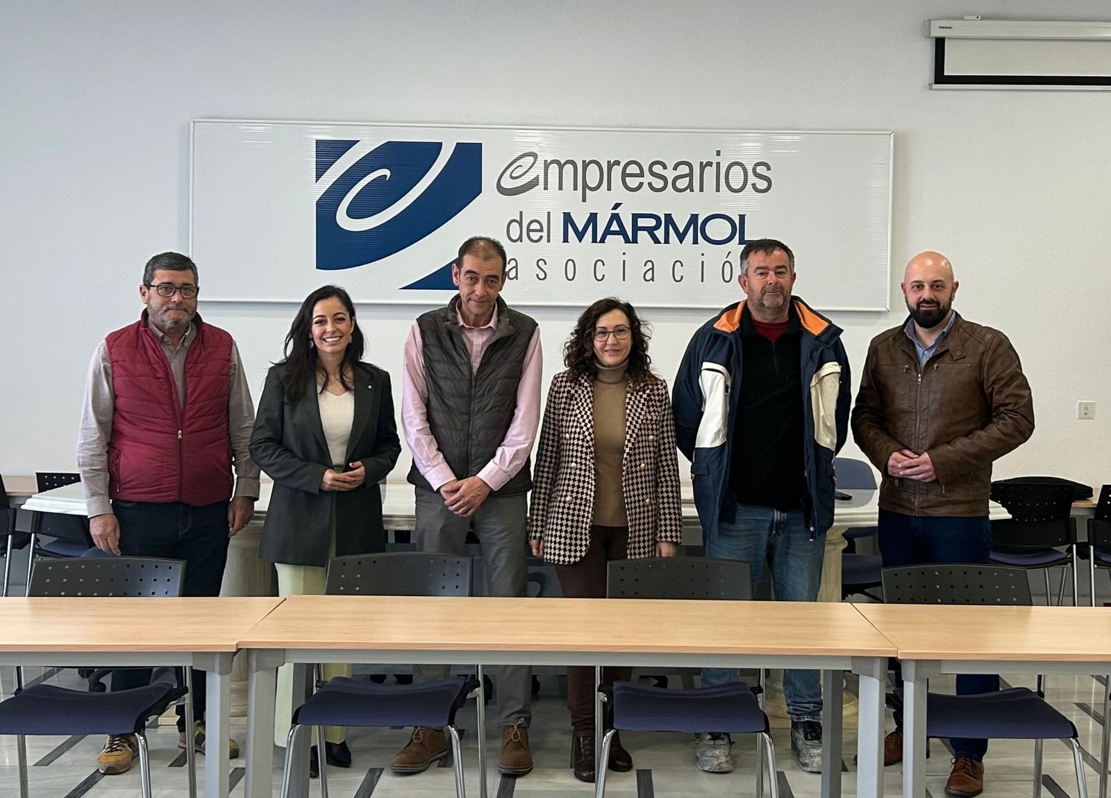 Mercedes Rodríguez y Juan José Bosquet, con la Asociación Empresarios del Mármol de Andalucía (AEMA).