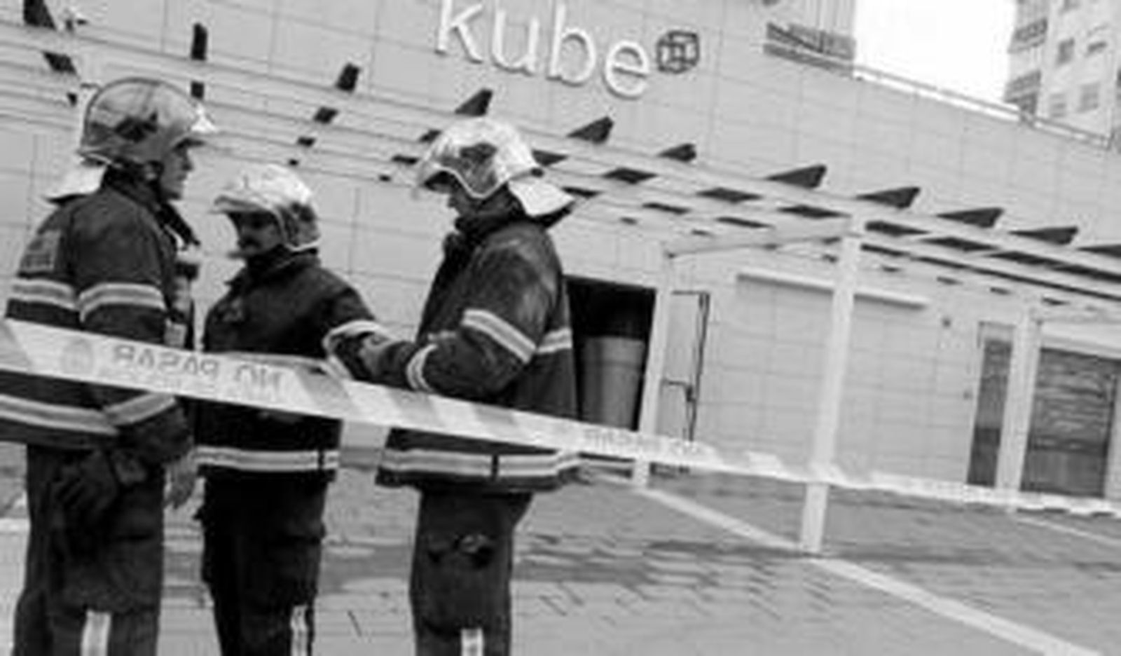 Varios bomberos delante de Kube, ayer por la mañana, cuando todavía se mantenía activa la actuación.