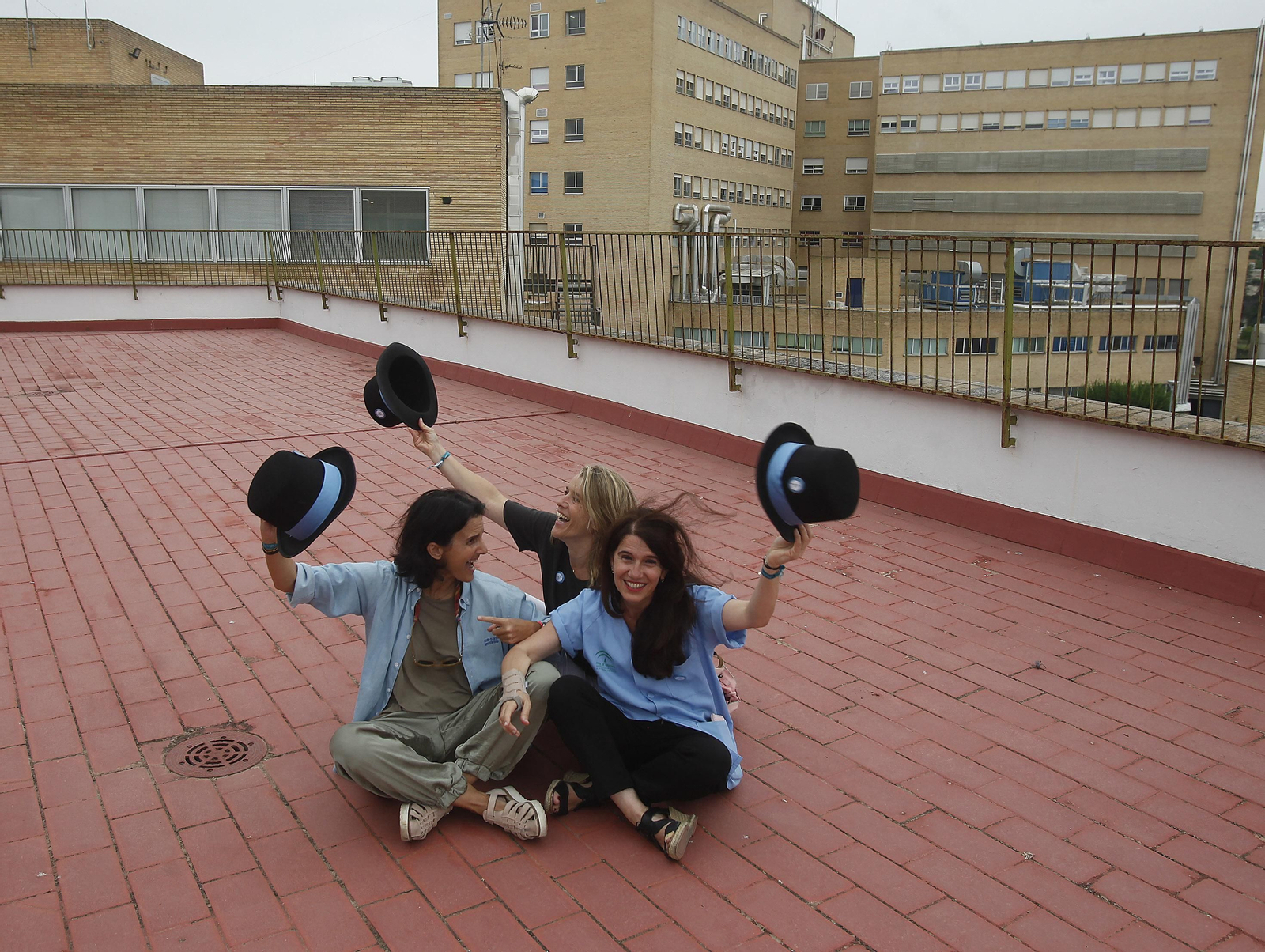Marta Baturone, Blanca Gómez y Elia Sánchez, en la azotea del Infantil.