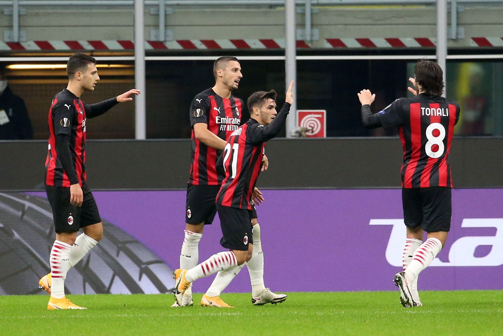 Brahim celebra su gol con los compañeros del AC Milan.